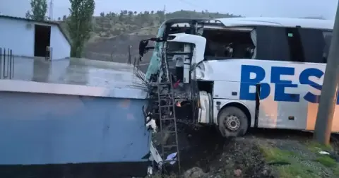 Şırnak’ta Yolcu Otobüsü ile Tır Çarpıştı: 15 Yaralı