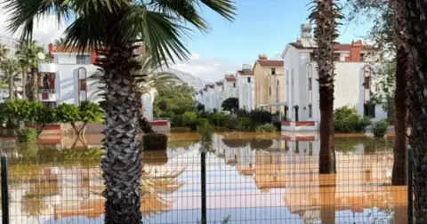 Mersin’de sağanak sele dönüştü: Evleri ve siteleri su bastı