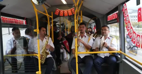 Düzceliler bando takımıyla otobüste bayram coşkusu yaşadı