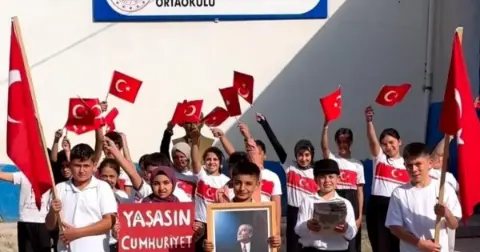 Adana’da köy okulunda Cumhuriyet coşkusu: Öğrenciler sokaklarda yürüdü