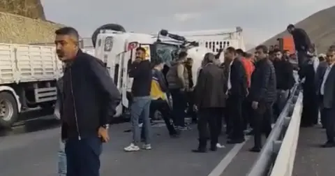 Gürpınar'da Tır Kazası: Bir Kişi Yaralandı