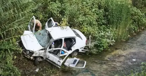 Paşaköy'de Trafik Kazası: Dereye Uçan Araçtan 3 Yaralı Çıkarıldı