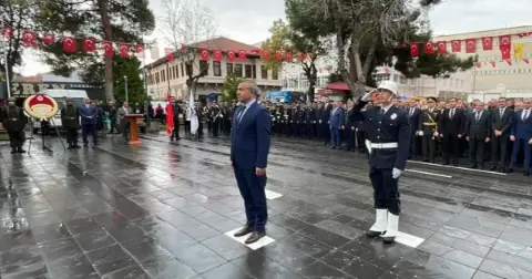 Karaman’da Cumhuriyet Bayramı töreninde Atatürk büstüne çelenk bırakıldı