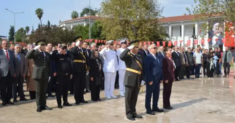Ceyhan’da Cumhuriyet Bayramı kutlamaları çelenk sunma töreniyle başladı