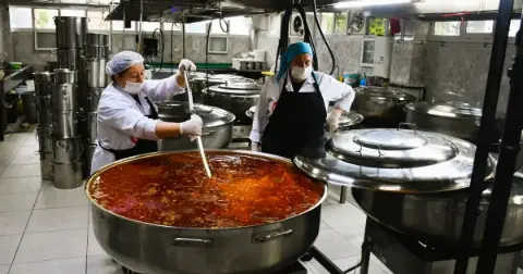 Adana'da 77 Okulda 5 Bin Öğrenciye Sıcak Yemek Desteği