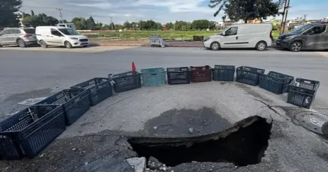 Adana'da yol çöktü: 2 metre derinliğinde çukur oluştu