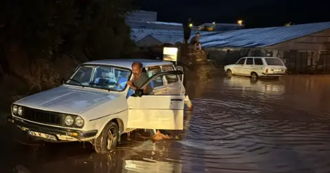 Mersin’de sağanak yağış sonrası cadde ve sokaklar göle döndü
