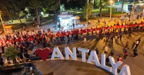 Antalya'da Cumhuriyet coşkusu: Binlerce kişi fener alayında buluştu