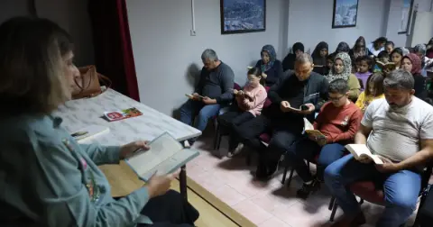 Kozan’da aileler ekrana mola verip çocuklarıyla kitap okudu