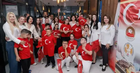 Adana’da özel çocuklar Cumhuriyet coşkusunu mutfakta yaşadı