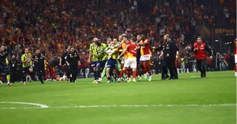 Galatasaray-Fenerbahçe derbisinin ardından saha karıştı