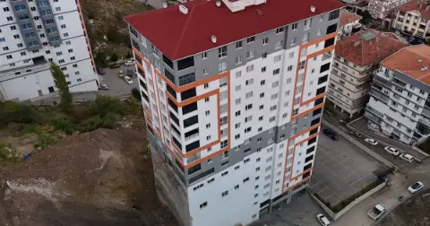 Mamak’ta toprak kayması apartmanın istinat duvarını yıktı