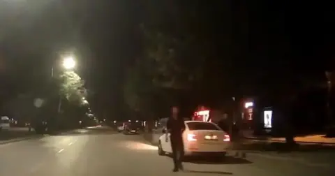 Yanından hızlıca geçen maganda sürücüyü uyardı, saldırıya uğradı