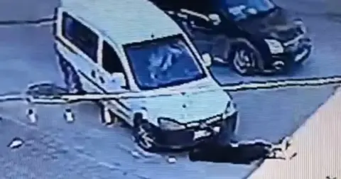 Adana’da aracın önüne yatıp otomobili kaçırdı: Kovalamacada kaza yaptı!