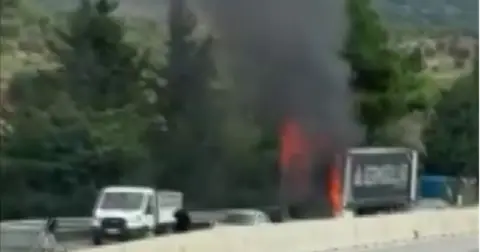 Hatay’da seyir halindeki tır alev alev yandı