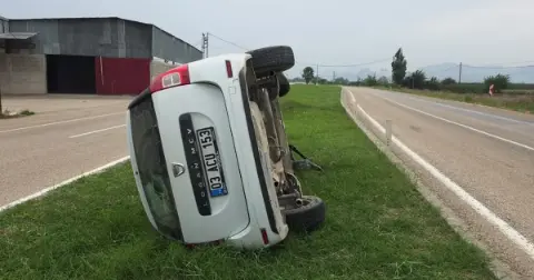Adana’da kontrolden çıkan cip refüje çarparak devrildi