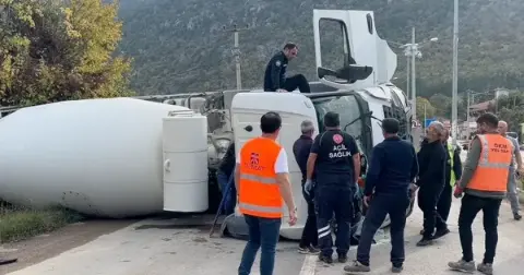 Çorum’da freni boşalan beton mikseri devrildi: 3 yaralı