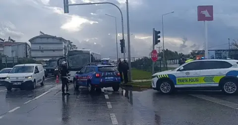 Antalya’da kamyon ile otel servisi çarpıştı: 4 yaralı