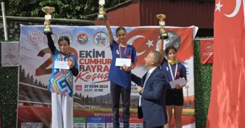 Cumhuriyet Koşusu’nda dereceye giren sporcular ödüllendirildi