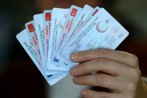 Karaisalı’da zeytin üreticilerine boylama makinesi dağıtıldı