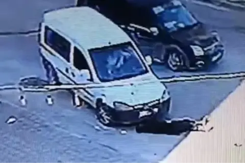 Adana’da aracın önüne yatıp otomobili kaçırdı: Kovalamacada kaza yaptı!
