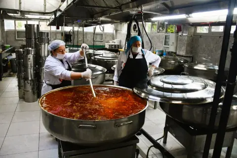 Adana'da 77 Okulda 5 Bin Öğrenciye Sıcak Yemek Desteği