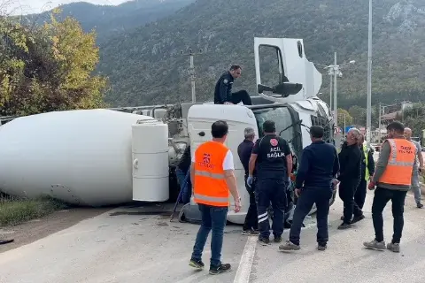 Çorum’da freni boşalan beton mikseri devrildi: 3 yaralı