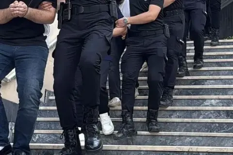 Adana’da aracın önüne yatıp otomobili kaçırdı: Kovalamacada kaza yaptı!