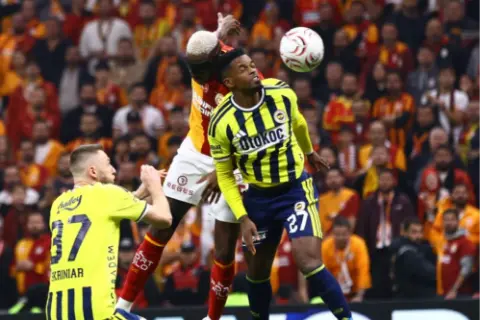 Victor Osimhen, Fenerbahçe derbilerinde 5 gole ulaştı