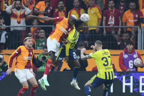 Victor Osimhen, Fenerbahçe derbilerinde 5 gole ulaştı