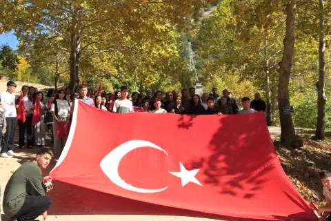 Saimbeyli’de gençler cumhuriyet coşkusunu doğada yaşadı