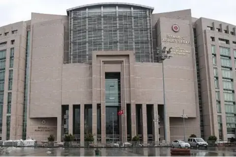 Adana’da aracın önüne yatıp otomobili kaçırdı: Kovalamacada kaza yaptı!