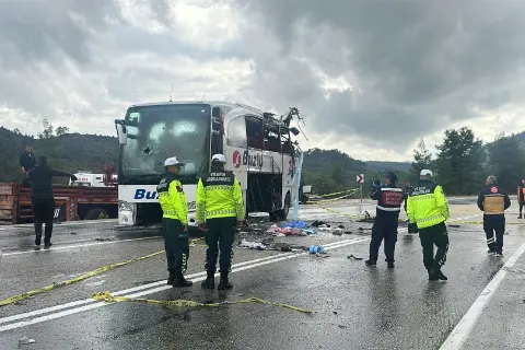 Burdur'da yolcu otobüsü devrildi! Tünel yakınında dehşet: Bir can kaybı, 9 yaralı