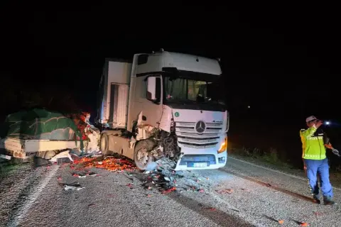 İnegöl - Yenişehir yolunda tır ile kamyonet kafa kafaya çarpıştı