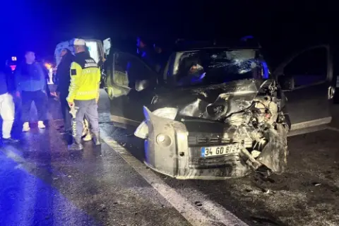 Düzce’de iki araç kafa kafaya çarpıştı: 5 yaralı
