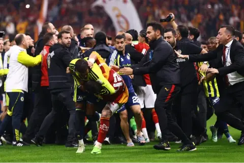 Galatasaray-Fenerbahçe derbisinin ardından saha karıştı