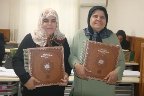 Görme Engelli İki Kardeşin Kur'an-ı Kerim'i Parmak Uçlarıyla Hatmetme Başarısı