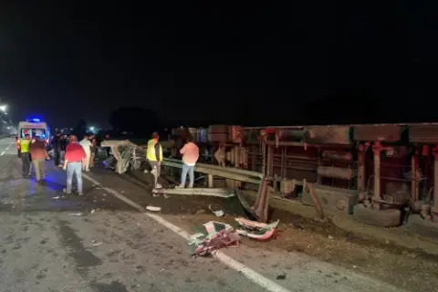 Iğdır’da çimento yüklü tır devrildi: 1 yaralı