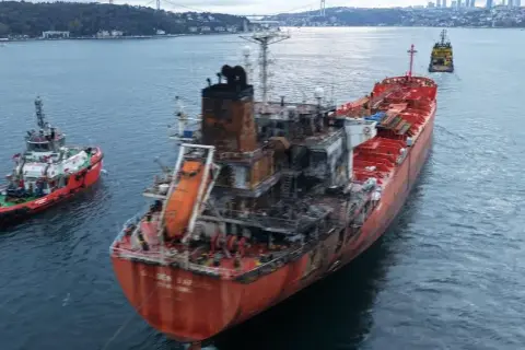 Karadeniz’de dron saldırısına uğrayan tankerin geçişi nedeniyle İstanbul Boğazı trafiğe kapandı