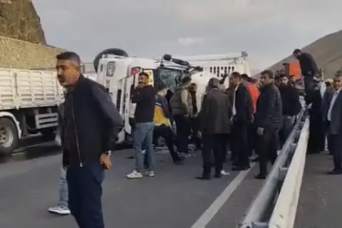 Gürpınar'da Tır Kazası: Bir Kişi Yaralandı