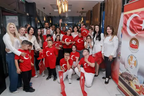 Adana’da özel çocuklar Cumhuriyet coşkusunu mutfakta yaşadı
