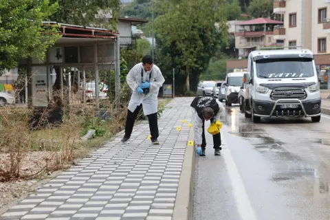 Antalya’da servis midibüsü ile otomobil çarpıştı: Sürücü araçta sıkıştı