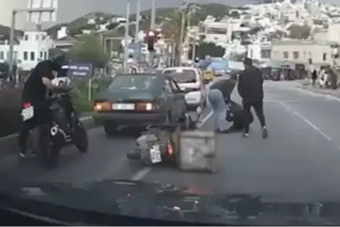Adana’nın Kozan ilçesinde fırtına ev ve ahırın çatısını uçurdu
