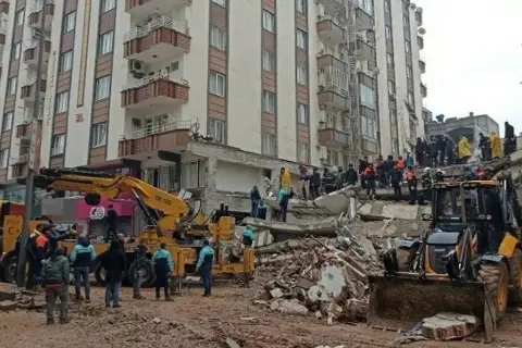 Tarsus'ta Şiddetli Yağış Hayatı Felç Etti: Muhtardan Örnek Davranış