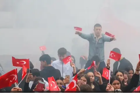 Kayseri’de lise öğrencilerinden meşaleli Cumhuriyet Bayramı kutlaması