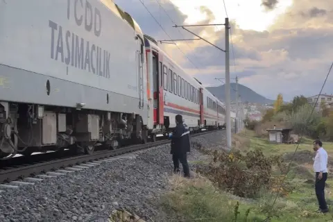 Kütahya'da hemzemin geçitte trenin çarptığı 20'li yaşlardaki genç öldü