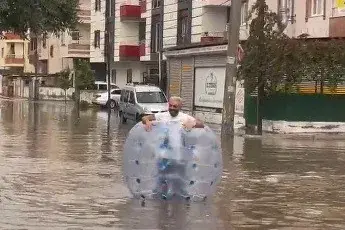 Tarsus'ta Şiddetli Yağış Hayatı Felç Etti: Muhtardan Örnek Davranış
