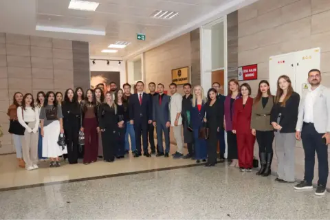 Adana’da köy okulunda Cumhuriyet coşkusu: Öğrenciler sokaklarda yürüdü