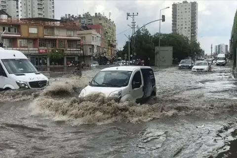 Adana'da 7 İlçeye Kuvvetli Sağanak Uyarısı: Sel ve Hortum Riski