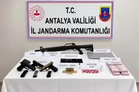 Elazığ’da sağanak kazaya neden oldu: Tır şarampole uçtu, 2 yaralı